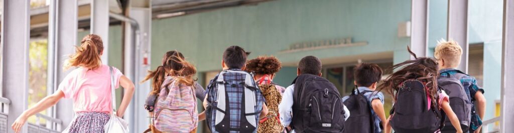 Analiza najnowszych niebezpiecznych trendów w szkołach: Jak rodzice mogą rozpoznać zagrożenia i reagować na nie?