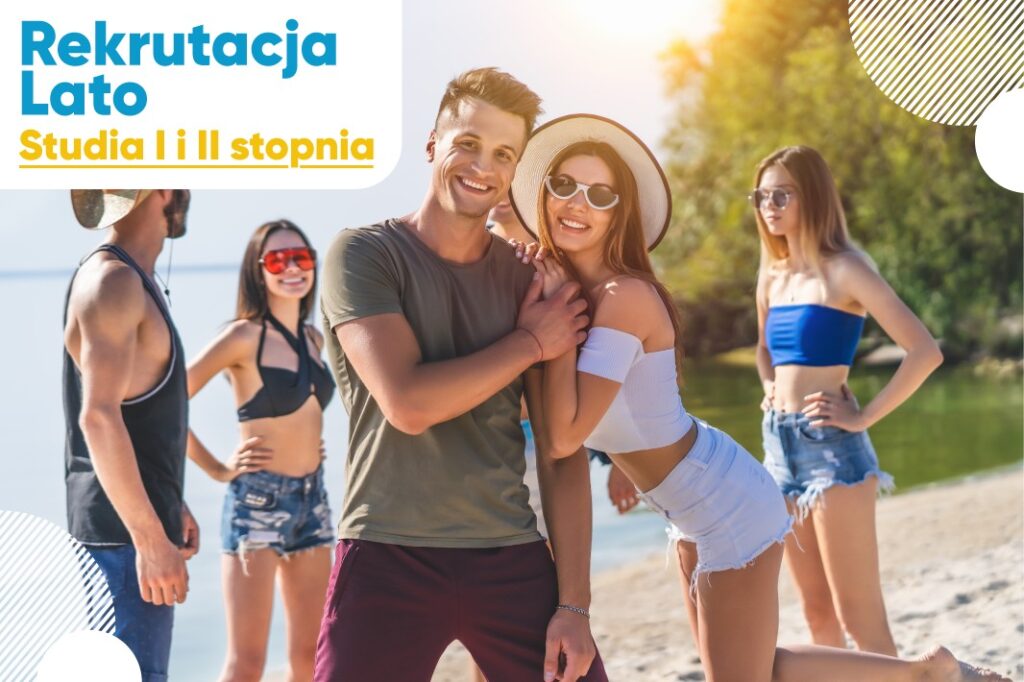 grupa osób chłopców i dziewczyn na plaży, w tle morze - rekrutacja letnia 2026/2027