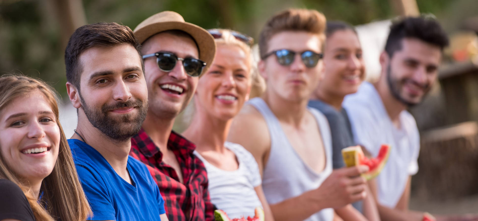 Grupa osób chłopców w okularach i dziewcząt - rekrutacja studia